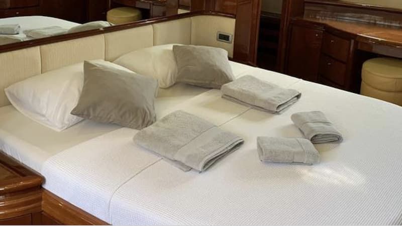 yacht accommodation, yacht suite, master bedroom