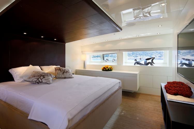 yacht accommodation, luxury yacht accommodation