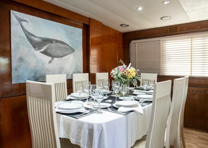 superyacht dining, yacht dining Cyclades, yacht dinner Mykonos